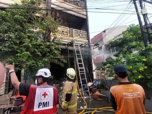Detik-detik Kebakaran Rumah di Jaktim Tewaskan Dua Pemuda