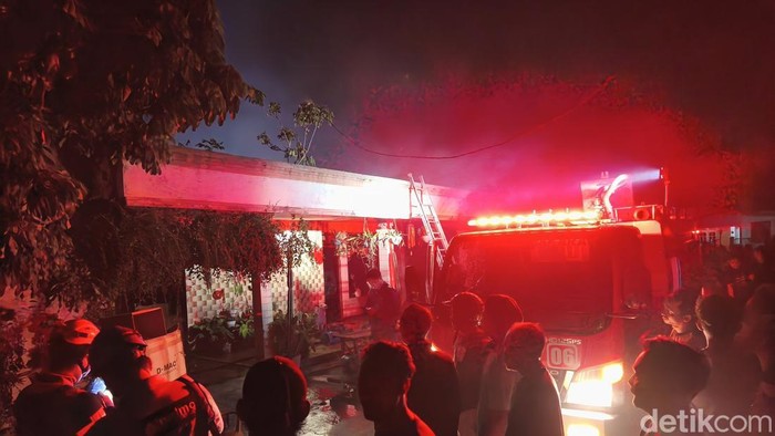 Petugas Damkar saat memadamkan rumah terbakar di Desa Bakipandeyan, Kecamatan Baki, Kabupaten Sukoharjo, Selasa (6/10/2026).