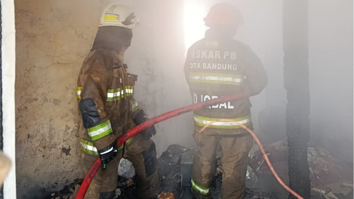 Sebuah rumah berlantai dua di Jalan Setra Dago Blok Kramat, RT08 RW12, Kelurahan Atapani Wetan, Kecamatan Antapani, Kota Bandung