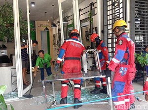 Pecahan Kaca Berserakan Imbas Ledakan di Pakuwon City Surabaya