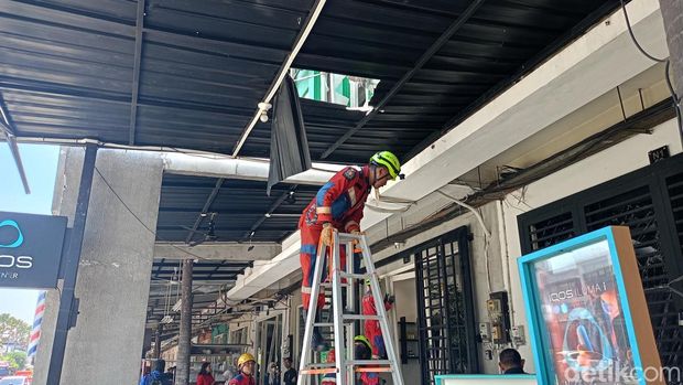 Sejumlah karyawan ruko dibantu petugas rescue BPBD Surabaya membersihkan pecahan kaca imbas leadakan di Pakuwon City Surabaya. Sejumlah karyawan ruko dibantu petugas rescue BPBD Surabaya membersihkan pecahan kaca imbas leadakan di Pakuwon City Surabaya.