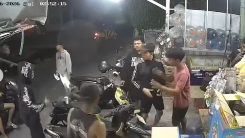 Sekelompok orang bermotor menyerang ARN (22) di Jalan Tukad Yeh Aya, Panjer, Denpasar Selatan, Bali, Sabtu (26/9/2026). (Tangkapan layar video viral @infodenpasarterkini)