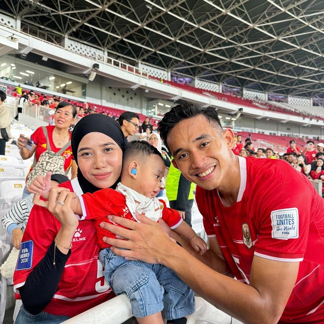 Sosok Sendy Aulia, Hijabers Istri Rizky Ridho Viral Doakan Suami di ASEAN Cup