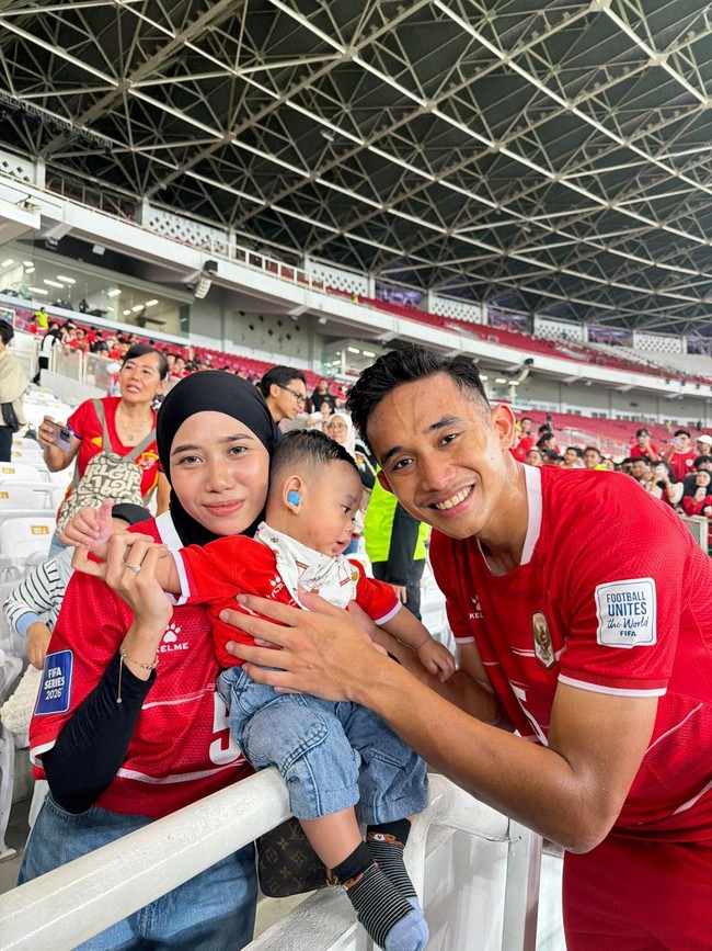 Sosok Sendy Aulia, Hijabers Istri Rizky Ridho Viral Doakan Suami di ASEAN Cup