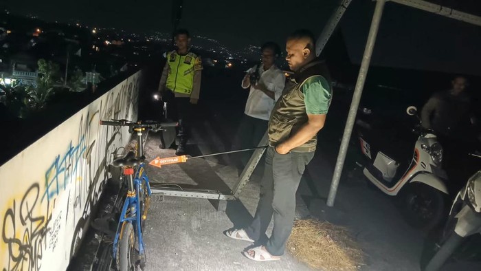 Sepeda korban tertinggal di parkiran lantai 5 Pasar Kliwon Kudus, Senin (5/10/2026) malam.