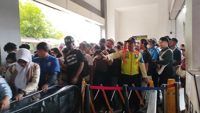 Situasi di Stasiun Duri Selasa (6/10) sore saat eskalator masih dalam perbaikan. (Muhammad Syahid Abdillah/detikcom)