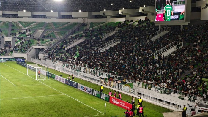 SMeCK Hooligan saat berada di tribun Stadion Utama Sumatera Utara, Deli Serdang (Dok. Istimewa)