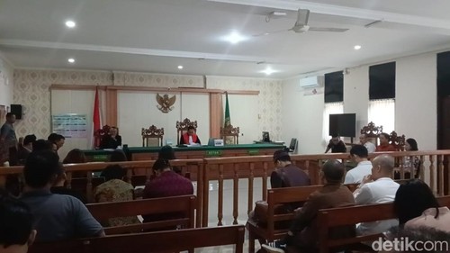 Suasana sidang praperadilan eks Kepala Kanwil BPN Bali, I Made Daging, di PN Denpasar, Selasa (6/101/2026). (Foto: Wibhi Leksono/detikBali)