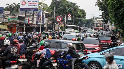 Tak Sabar di Lampu Merah, Pengendara Bikin Simpang Pasar Minggu Terkunci