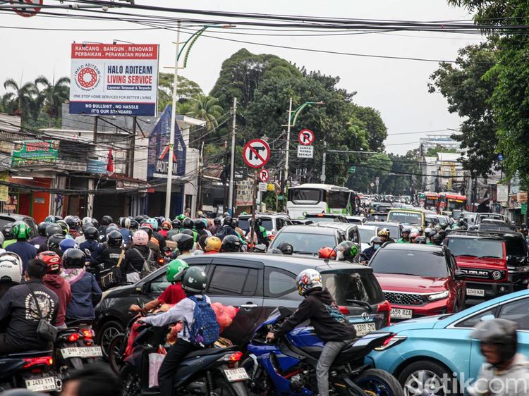 Tak Sabar di Lampu Merah, Pengendara Bikin Simpang Pasar Minggu Terkunci
