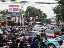 Tak Sabar di Lampu Merah, Pengendara Bikin Simpang Pasar Minggu Terkunci