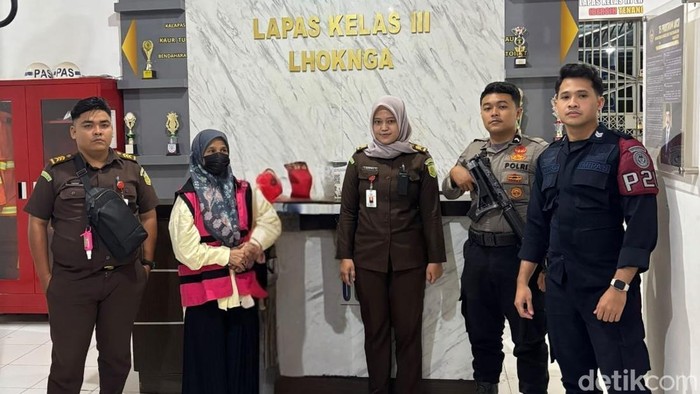 Dosen berinisial DD (55) ditetapkan sebagai tersangka dugaan korupsi beasiswa di BPSDM Aceh.