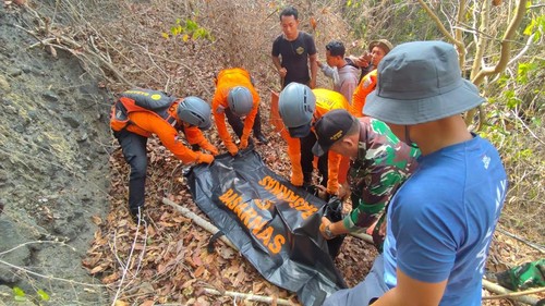 Tim SAR gabungan mengevakuasi jenazah Wayan Suriata (57) yang ditemukan meninggal dunia di Hutan Sumberkima, Kecamatan Gerokgak, Buleleng, Selasa (6/10/2026). (Dok. Basarnas Bali)