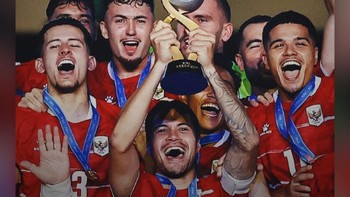 Ragnar Oratmangoen memperlihatkan kegembiraan usai angkat piala. Foto: Screenshot