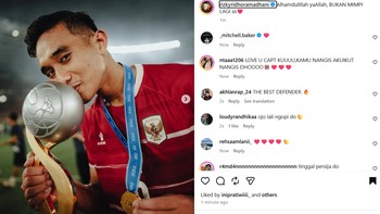 Momen Rizky Ridho memperlihatkan piala yang diidam-idamkan masyarakat Indonesia. Foto: Screenshot