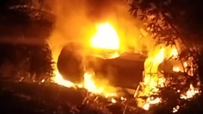 Truk angkut CPO terbakar di Mamuju Tengah.