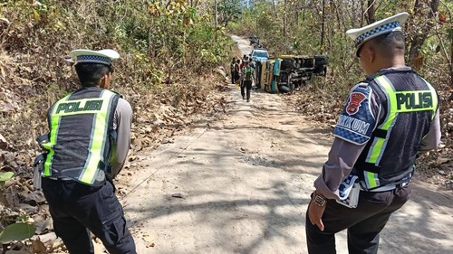Truk terbalik di jalan Desa Baupana menuju Desa Banitobo, Kecamatan Lebatukan, Kabupaten Lembata, NTT, Selasa (6/9/2026). (Foto: Dok. Polres Lembata)
