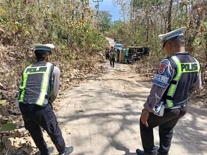 Truk Angkut 15 Penumpang Terguling di Lembata, 5 Orang Tewas