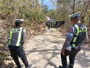 Truk Angkut 15 Penumpang Terguling di Lembata, 5 Orang Tewas