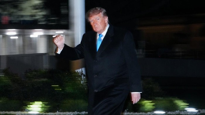 Presiden Amerika Serikat Donald Trump kembali ke Pangkalan Gabungan Andrews, Maryland, pada 5 Oktober 2026, setelah menghadiri sebuah rapat umum di Grand Island, Nebraska. REUTERS/Nathan Howard