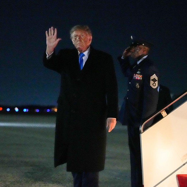 Trump Kembali ke Andrews Usai Kampanye di Nebraska