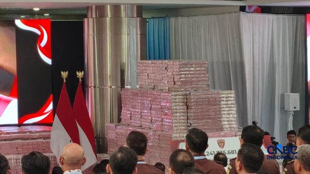 Tumpukan uang sekitar Rp132,241,335,681,910,13 dipajang dalam kegiatan penyerahan denda administratif dan penyelamatan keuangan negara serta penguasaan kembali kawasan hutan di kompleks Kejaksaan Agung, Jakarta, Selasa (06/10/2026). Tumpukan uang sekitar Rp132,241,335,681,910,13 dipajang dalam kegiatan penyerahan denda administratif dan penyelamatan keuangan negara serta penguasaan kembali kawasan hutan di kompleks Kejaksaan Agung, Jakarta, Selasa (06/10/2026). (CNBC Indonesia/Emir Yanwardhana)