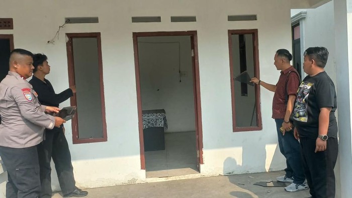 Video dugaan perusakan kantor desa di Sukawangi, Bekasi, Jabar, beredar di medsos. Terlihat kaca di kantor desa pecah berantakan. (Dok. Istimewa)