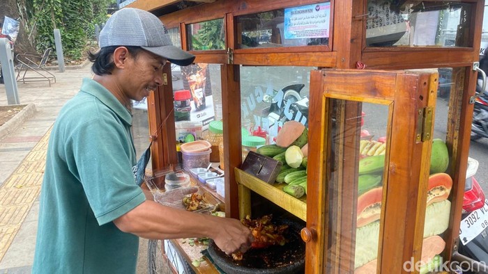 Wahid, penjual rujak asal Garut yang mangkal di kawasan Lodaya, Bandung.