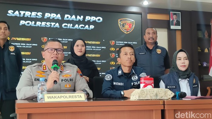 Wakapolresta Cilacap, AKBP Endro Aribowo memberikan keterangan saat konferensi pers di aula kantornya, Selasa (6/10/2026).