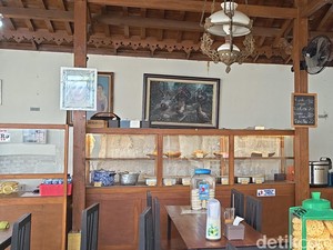 Teror Tanah Kuburan Hantui Warung Makan Komedian Nunung