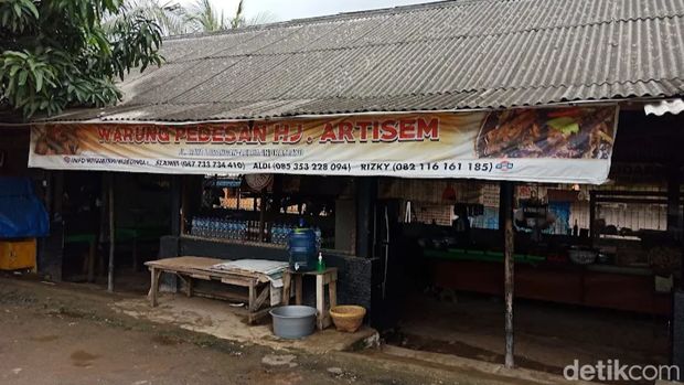 Warung Pedesan Entog Hj Artisem, Desa Larangan, Kecamatan Lohbener, Kabupaten Indramayu.