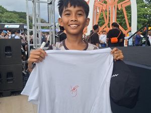 Para Fans Berburu Tanda Tangan-Foto Bareng Pebalap MotoGP di Mataram