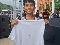 Para Fans Berburu Tanda Tangan-Foto Bareng Pebalap MotoGP di Mataram