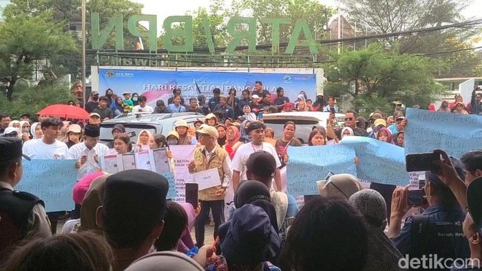 Aksi demo warga Poponcol Karawang