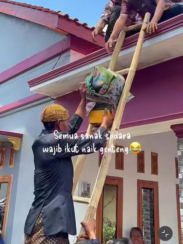 Aksi unik tradisi saweran Brebes Selatan di mana keluarga panjat atap rumah demi melempar karung duit ke warga.