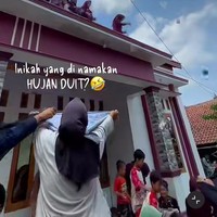 Viral Tradisi Saweran Brebes, Keluarga Panjat Atap Rumah Tebar Hujan Duit