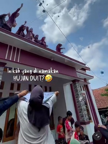 Viral Tradisi Saweran Brebes, Keluarga Panjat Atap Rumah Tebar Hujan Duit