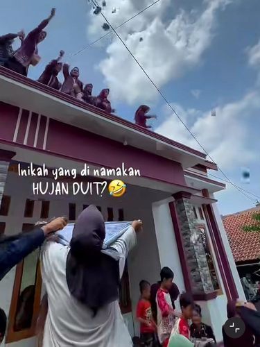 Aksi unik tradisi saweran Brebes Selatan di mana keluarga panjat atap rumah demi melempar karung duit ke warga.