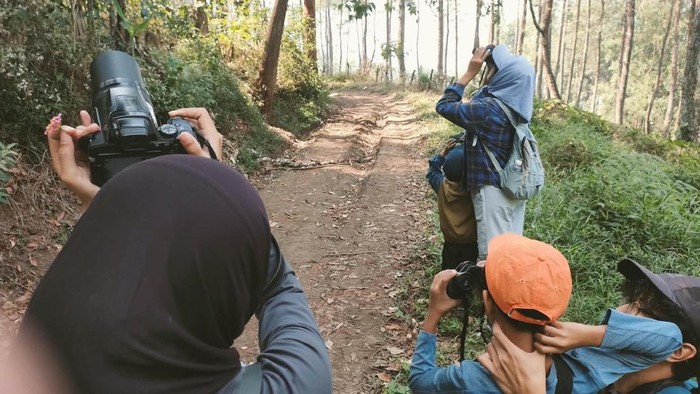 Aktivitas birdwatching yang dikembangkan Profauna bersama masyarakat setempatdi Gunung Arjuno.