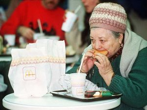 Antre Panjang! Intip Suasana Pembukaan Gerai McDonalds Rusia Tahun 1990