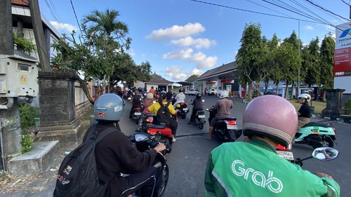 Antrean pengisian BBM mengular hingga bahu jalan raya di SPBU Jalan Ahmad Yani Utara, Denpasar, Rabu (7/10/2026). (Izzul Wafa/detikBali)