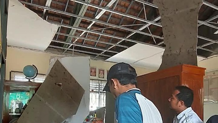 Atap plafon SDN 2 Cepoko Sragen Roboh pada Rabu (7/10/2026)