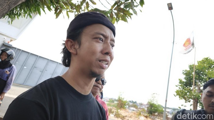 Ayah Mozza, Singgih Gunarsa, saat mendatangi reka ulang kasus pembunuhan anaknya di Jangli, Tembalang, Kota Semarang, Rabu (7/10/2026).