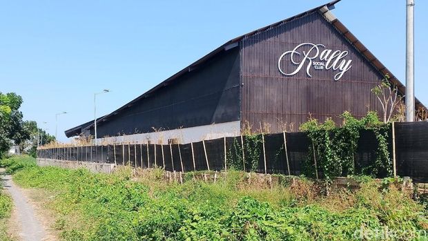 Bangunan olahraga Padel dan plengsengan pagar sungai yang dibangun PT. Taman Timur yang menjadi objek sengketa. Bangunan olahraga Padel dan plengsengan pagar sungai yang dibangun PT. Taman Timur yang menjadi objek sengketa.