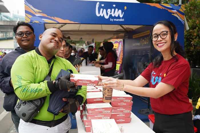 Bank Mandiri Beri 280 Paket Makanan untuk Pekerja Rentan