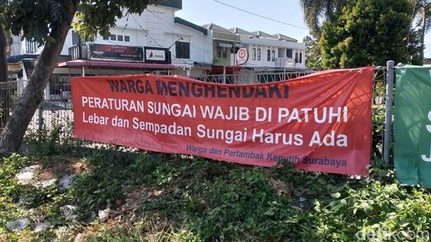 Banner Protes yang berada di jalan setapak sebelah kiri sungai yang disengketakan. Banner Protes yang berada di jalan setapak sebelah kiri sungai yang disengketakan.
