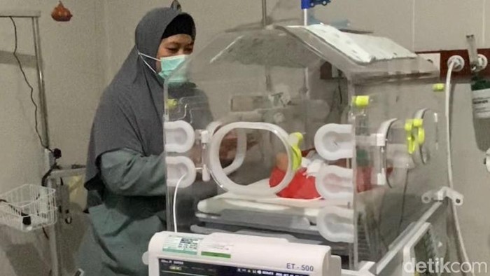 Bayi terbungkus handuk di emperan warga jalani perawatan intensif di RSUD Genteng