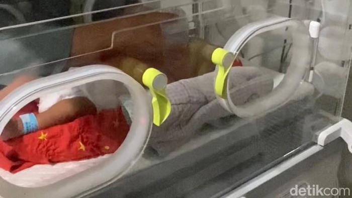 Bayi terbungkus handuk di emperan warga jalani perawatan intensif di RSUD Genteng