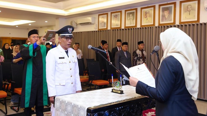 Bupati Banyuwangi melantik Kades Setail