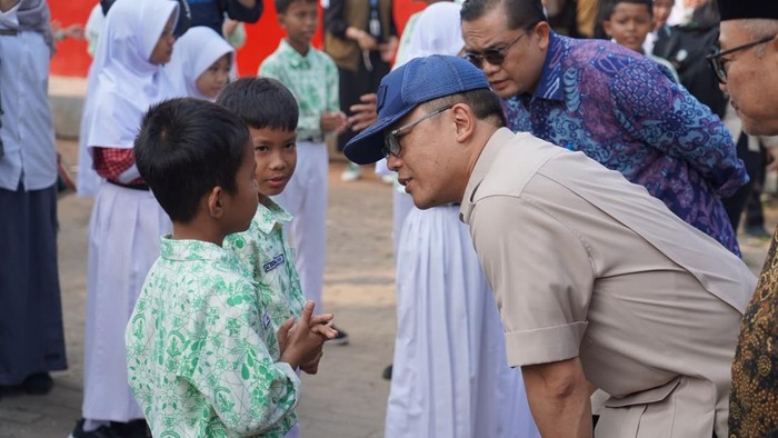 Bupati Bogor Rudy Susmanto berbincang dengan siswa SDN Cirimekar, Bogor.